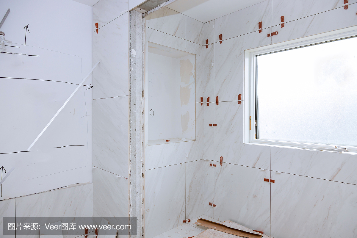 浴室瓷磚鋪磚前先鋪濕砂漿。